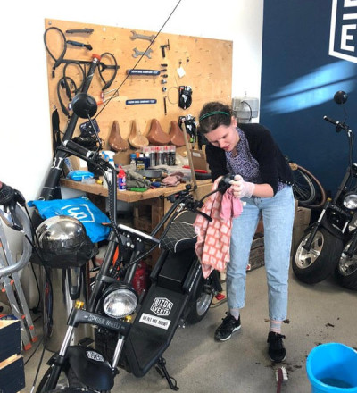 een persoon aan het werk in de fietsenmakerij