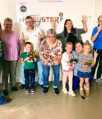 Groepsfoto met kinderen en volwassenen