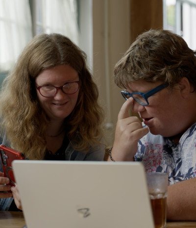 Twee mensen achter een laptop